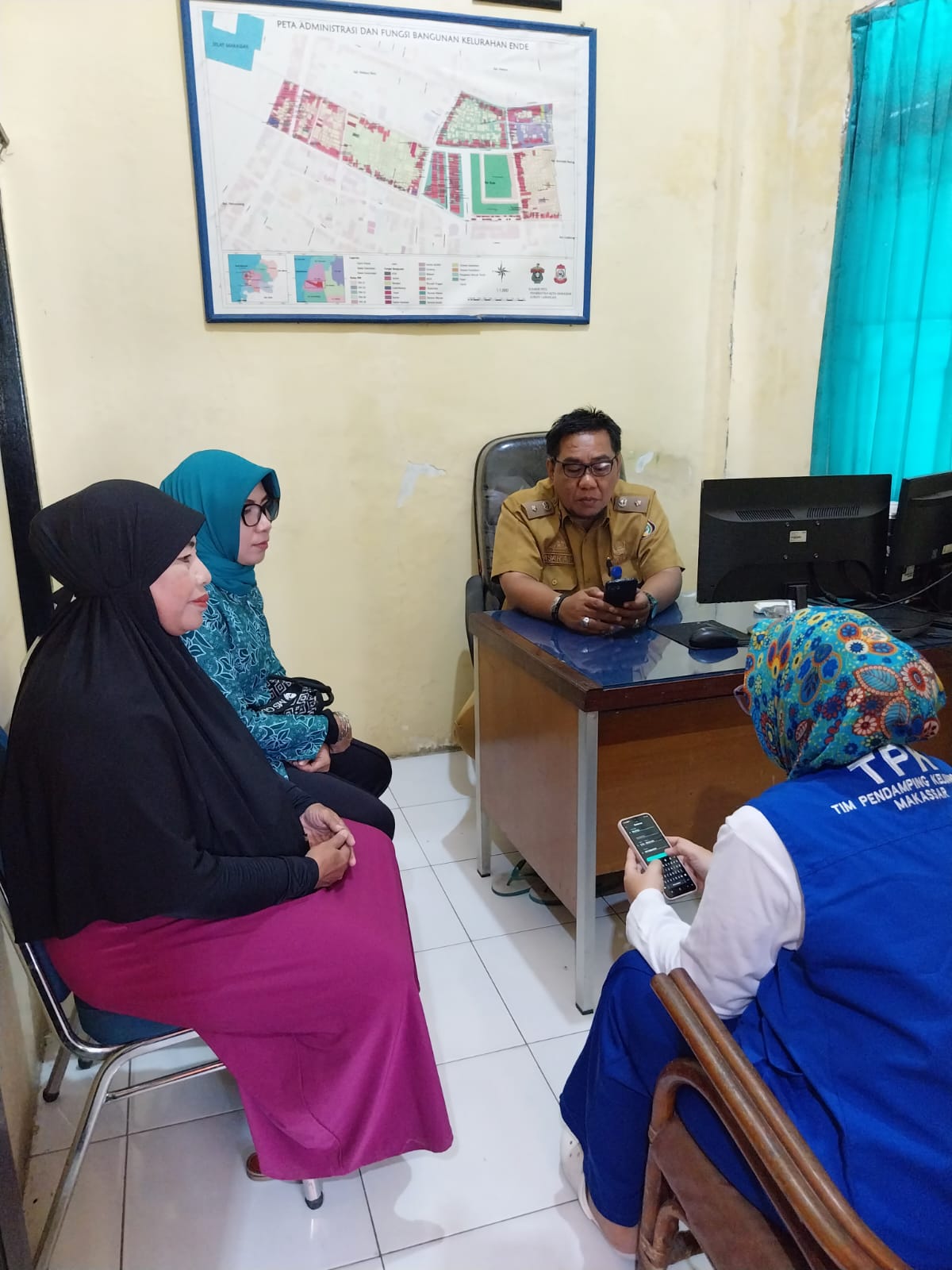 Gambar Bincang-bincang lepas dengan pak lurah Nasar affandi Hamsar, S. sos di kelurahan Ende , ppkbd dan pendamping pkk membahas sehubungan dengan stunting yang berada di wilayah kelurahan Ende